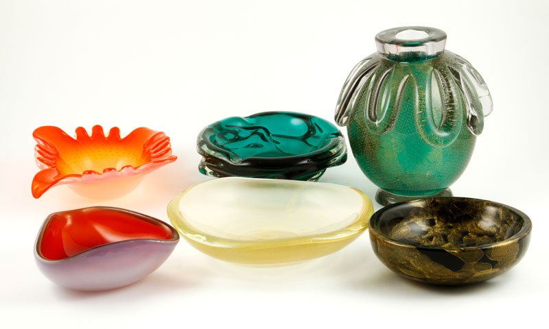 Murano Glass Grouping: Murano glass grouping, to include: five bowls and one monumental cased vase with applicazione di foglia d'oro and bolle (bullicante) decoration, 9" (tallest). Provenance: Collection of Robert Loy.