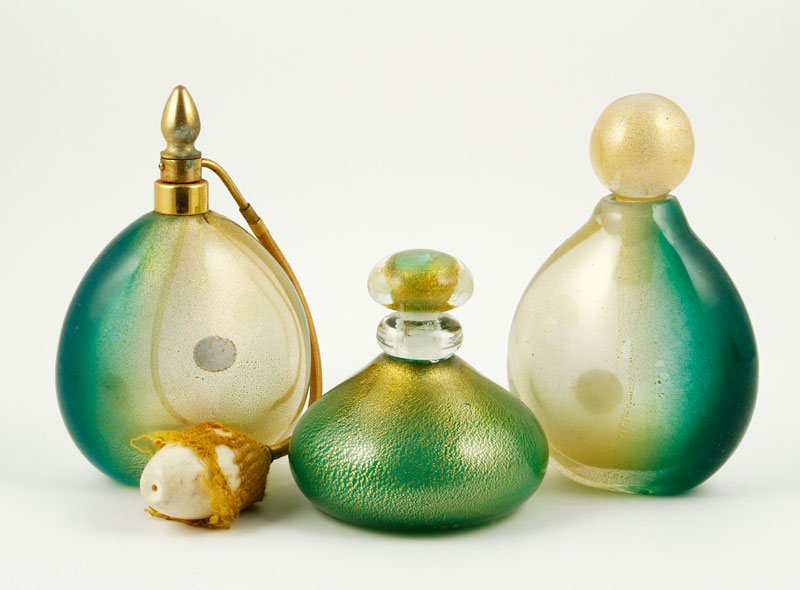 3 Pc. Seguso Vanity Set: Three piece Archimede Seguso (1909 - 1999) vanity set with "Polveri" decoration and DeVilbiss atomizer, both Seguso and DeVilbiss labels intact, 7"h (tallest). Provenance: Collection of Robert Loy.
