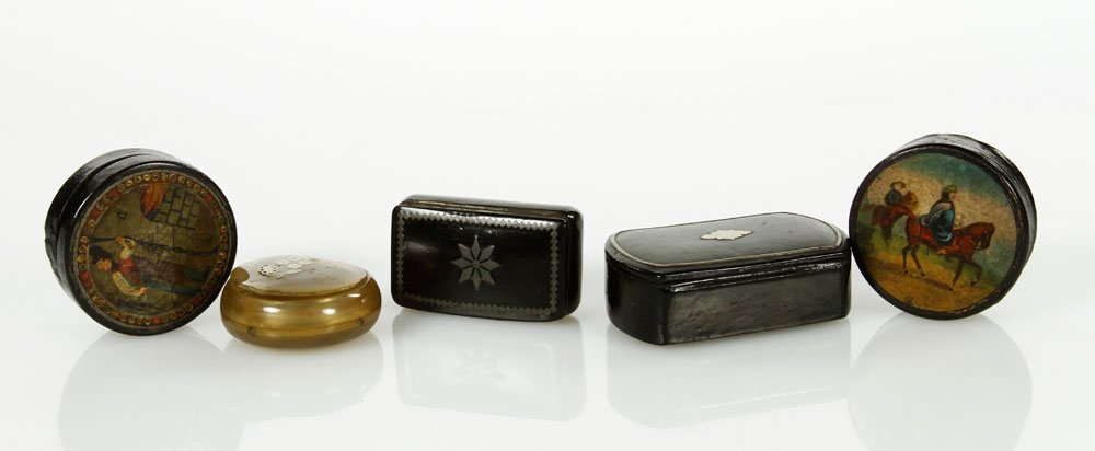 Collection of 5 Snuff Boxes: Collection of five snuff boxes, four small papier mache, one tortoise shell with sterling inlay, largest 1'' h x 3'' w x 2'' l. Provenance: Estate of Alexander Brook.