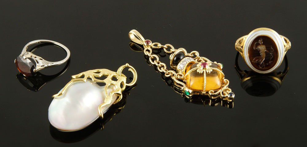 Lot of White and Yellow Jewelry: Lot of white and yellow gold jewelry, to include: 18k yellow gold ring with Classical intaglio carving, size 8 1/2, one 14k white gold and garnet ring, size 7, one 14k yellow gold pendant with diamond