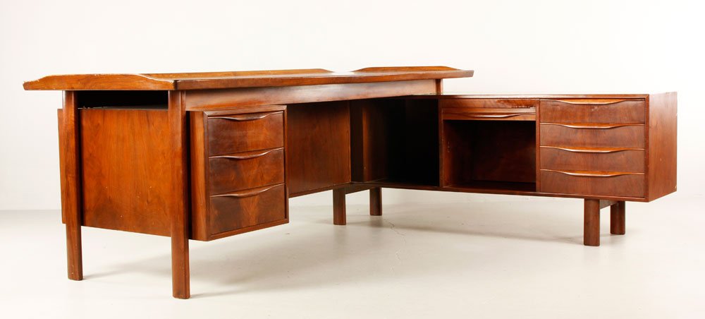 Vodder for Sibast Furniture Desk and Sideboard: Arne Vodder (1926-2009) for Sibast Furniture, rosewood Executive desk with sideboard, circa 1970s, with two compartments and three drawers on front side of desk, return with four drawers and vertical