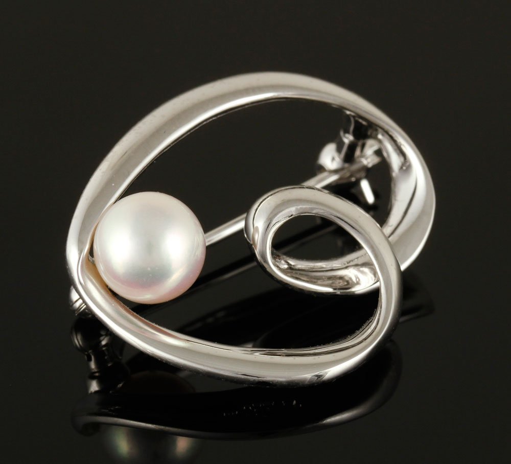 Mikimoto Pearl and 18K Gold Heart Pin: Mikimoto heart shaped 18K gold and pearl pin, pearl approximately 5.5 mm at heart tip. Provenance: From a Florida estate.