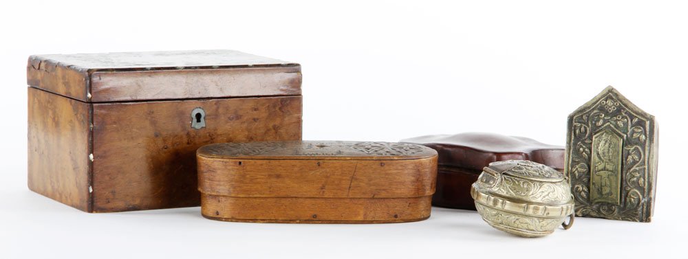 Lot of 5 Small Boxes: Lot of five small boxes, to include: one oval bentwood box with two incised hex signs on lid, 6" l, one thinly molded leather box in a cartouche shape, 4" l, one rectangular wood tea box with "ThÃ©"