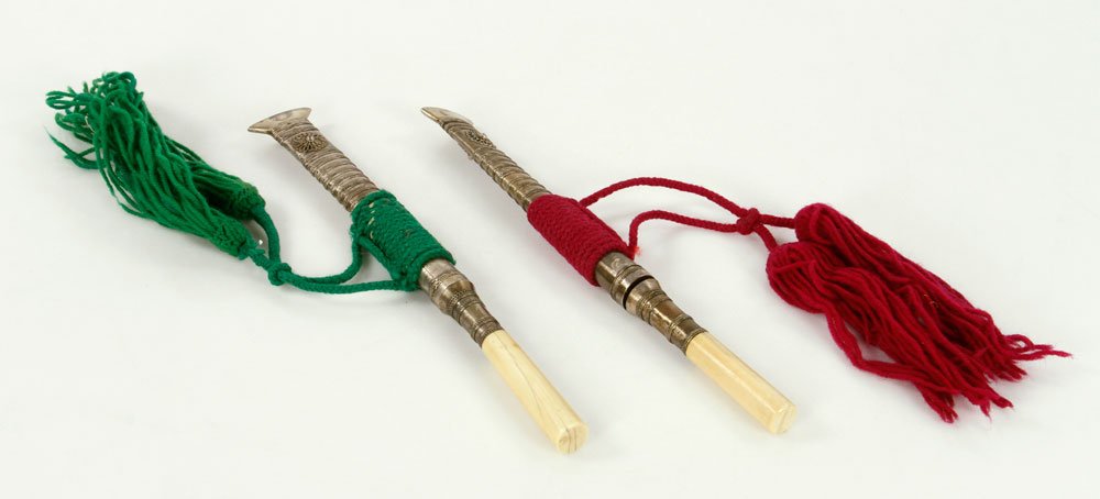 Pr. Burmese Dha: Pair of small Burmese dha, bone hilts, silver scabbards; 5 3/8" l (blade), 9" l (overall). Provenance: From the unreserved Vincent J. Vabri Edged Weapon Collection.