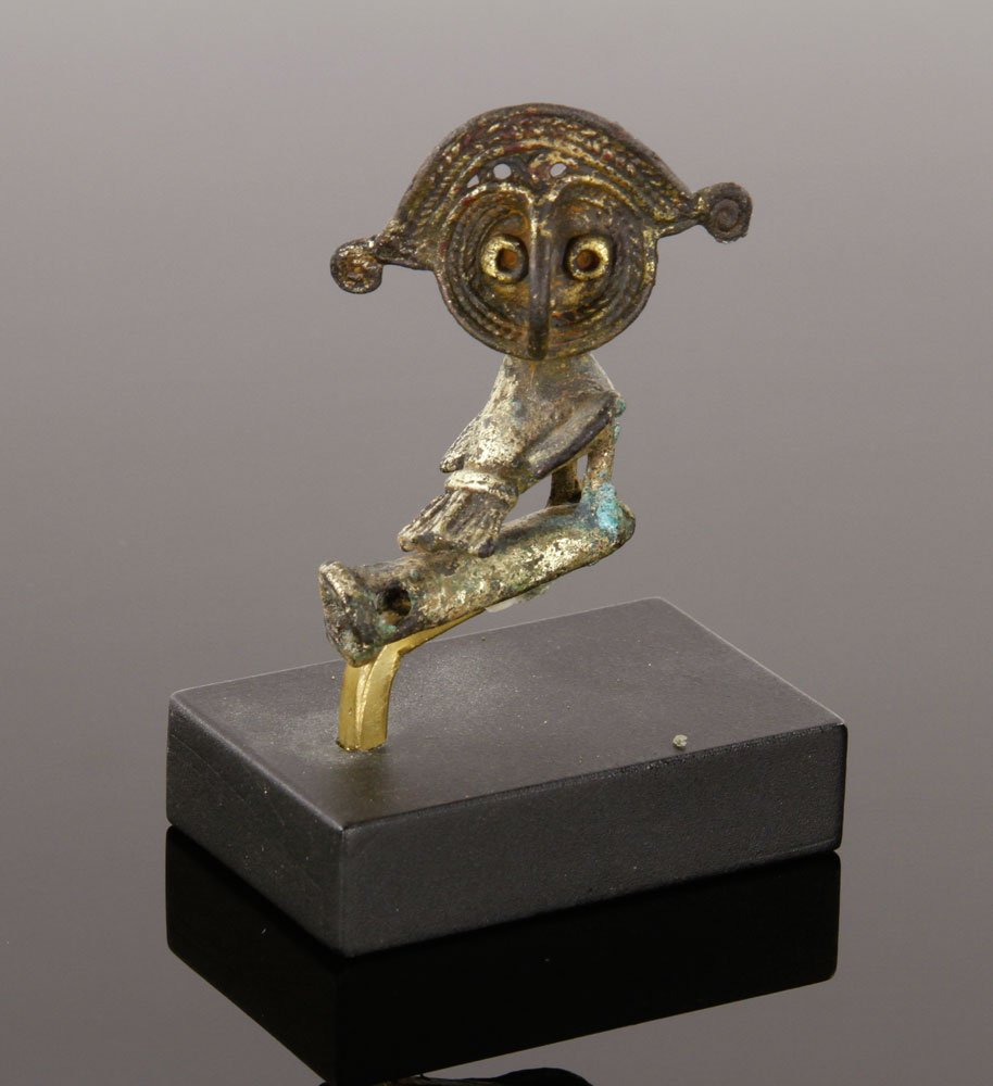 Sinu Tumbaga Gilt Owl Finial: Sinu Tumbaba Owl Finial, gilt bronze, uncleaned surface on contemporary mount, Sinu River region of modern Colombia, ca. 1000-1500 AD, 2" h. Includes certificate of authenticity. Provenance: from a Ma