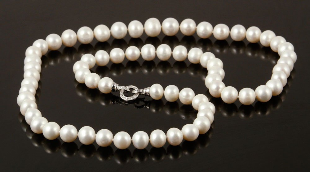 Fine Pearl Necklace (1 of 3)