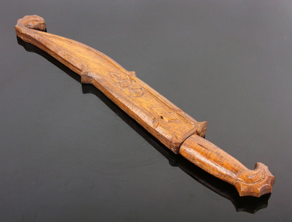 South Pacific Barong: South Pacific barong; 13" l (blade), 18 1/2" l (overall). Provenance: From the unreserved Vincent J. Vabri Edged Weapon Collection.