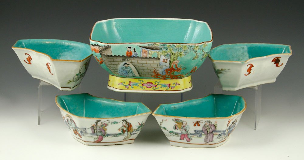 Five Republic period Chinese Porcelain Items (1 of 4)