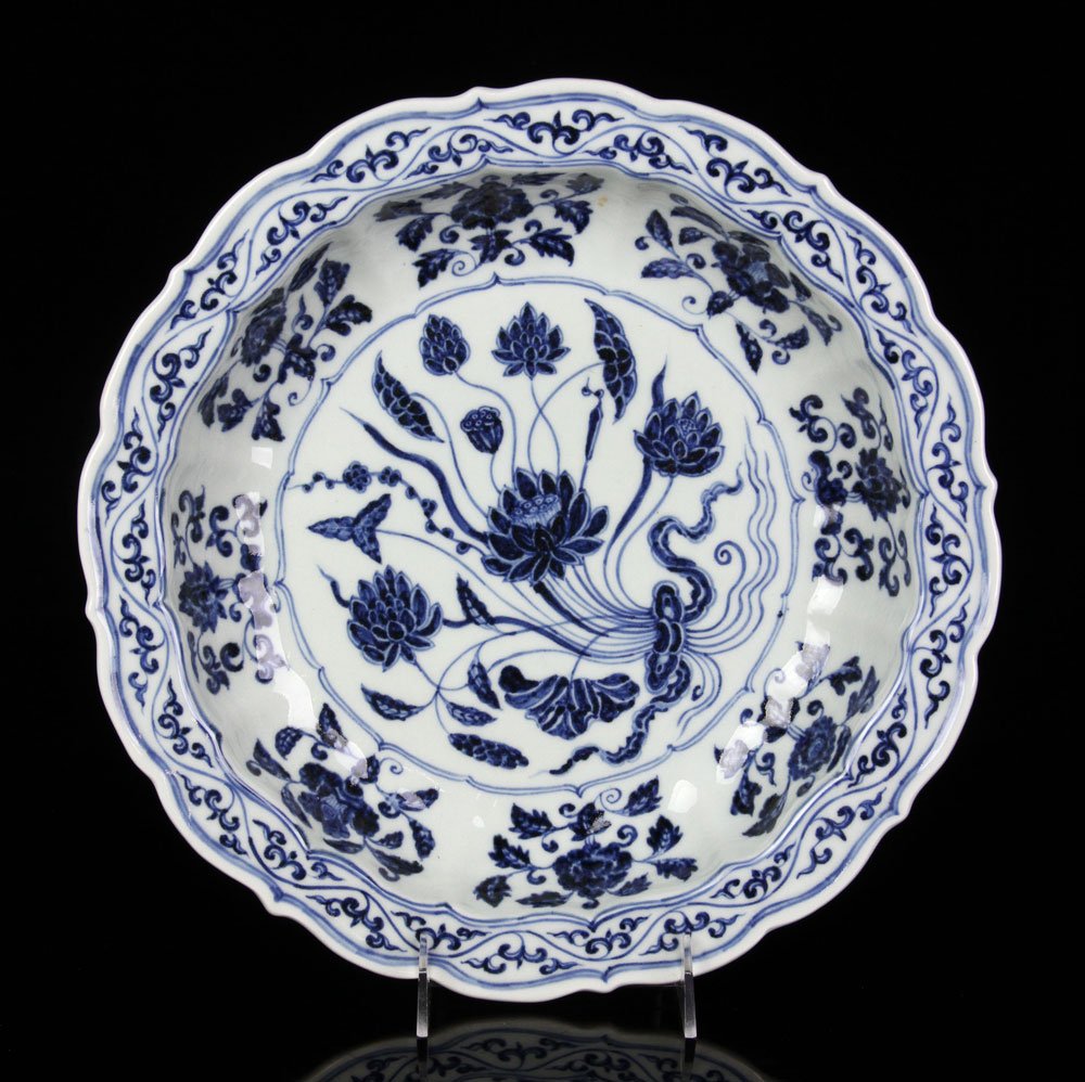 Chinese Blue and White Plate: Chinese blue and white plate, porcelain, Ming Dynasty style, with floral design, 13" dia.