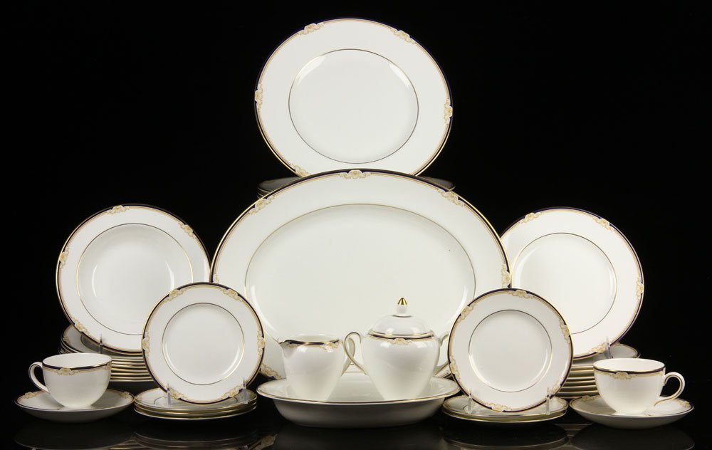 Wedgwood "Cavendish" Dinner Service: Wedgwood dinner service, in Cavendish pattern, 51 pieces total, to include: eight plates (10 3/4" dia), eight plates (8" dia), seven plates (6" dia), eight bowls (8" dia), eight cups (3 1/4" dia), eig
