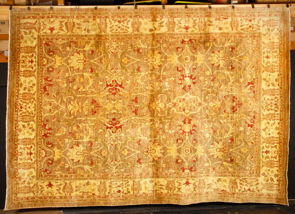 Semi Antique Sultanabad or Oushak Carpet: Semi antique Sultanabad or Oushak carpet, 9' 9" x 13' 11".
