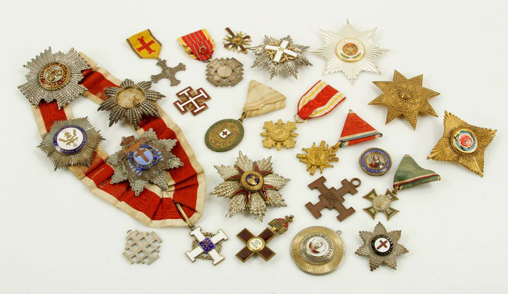 Lot of Religious Medals: Lot of religious medals. Provenance: From the estate of film, television and stage performer Raymond Kyle-Koscuik. Originally from New York, Kyle settled in West Hollywood, California during the early