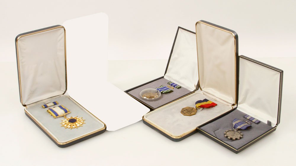4 Boxed Replica American Military Medals: Lot of four replica America military medals, in boxes. Provenance: From the estate of film, television and stage performer Raymond Kyle-Koscuik. Originally from New York, Kyle settled in West Hollywoo