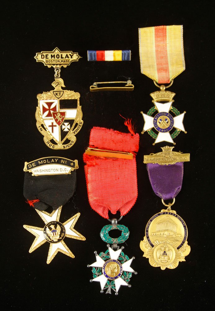 8 Medals and Badges: Lot of eight medals and badges, to include: Oeuvre des Vieux Militaires, 1900; Republique Francaise, 1870; 125th Year Supreme Council 33 A & A. S. R. Southern Jurisdiction USA; E Pluribus Unum; De Mol