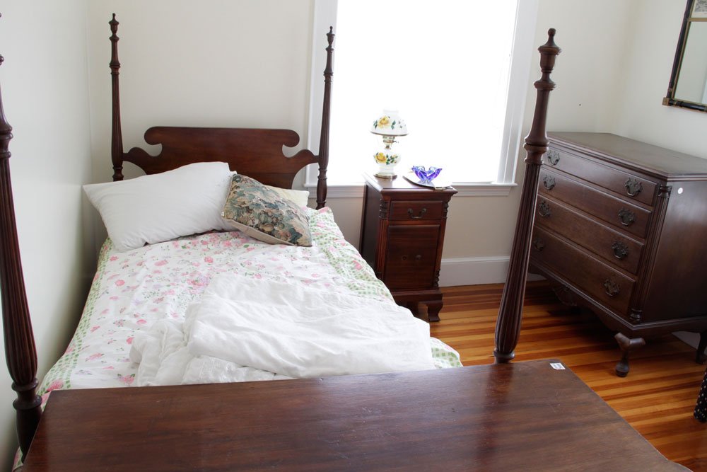 Federal Style Mahogany Bedroom Suite: Queen Anne and Sheraton-style bedroom suite, mahogany, to include: twin four poster bed (58" h x 80" l x 43" w), vanity or desk (30" h x 44" w x 22" d), chest of drawers, nightstand, "American Country