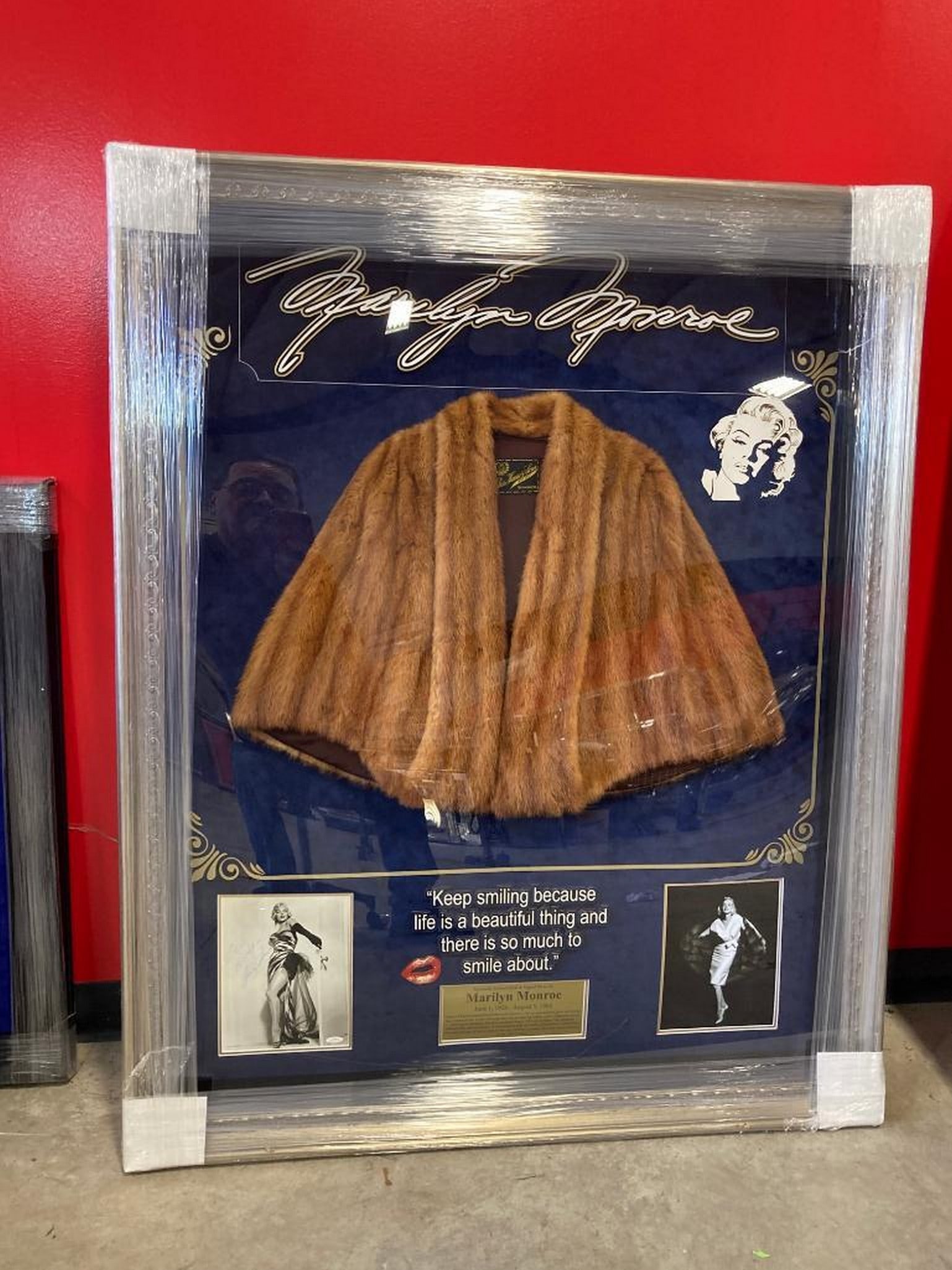 Marilyn Monroe Fur Coat & Signed Photo Frame (1 of 5)