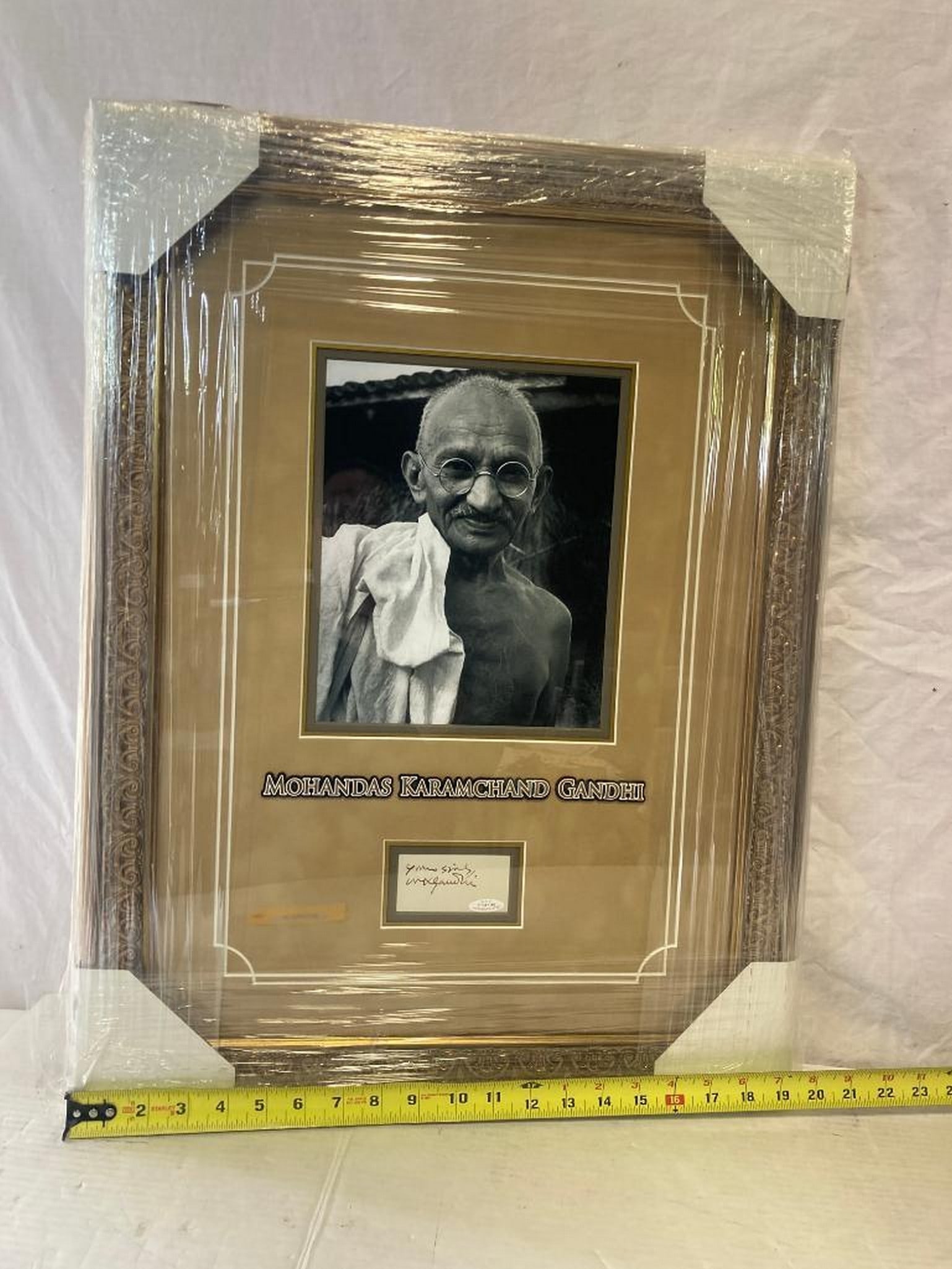 Mohandes Karamchand Ghandi Signed Cut Photo Frame (1 of 3)