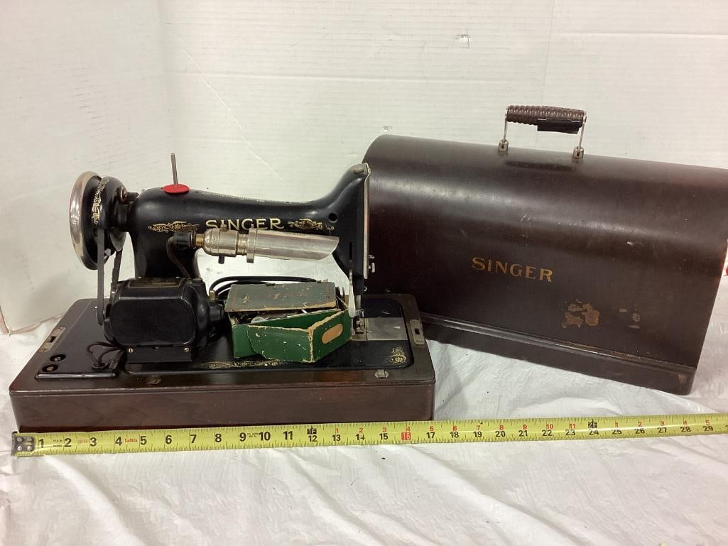 1920's "Singer" Sewing Machine & Wood Cabinet (1 of 3)