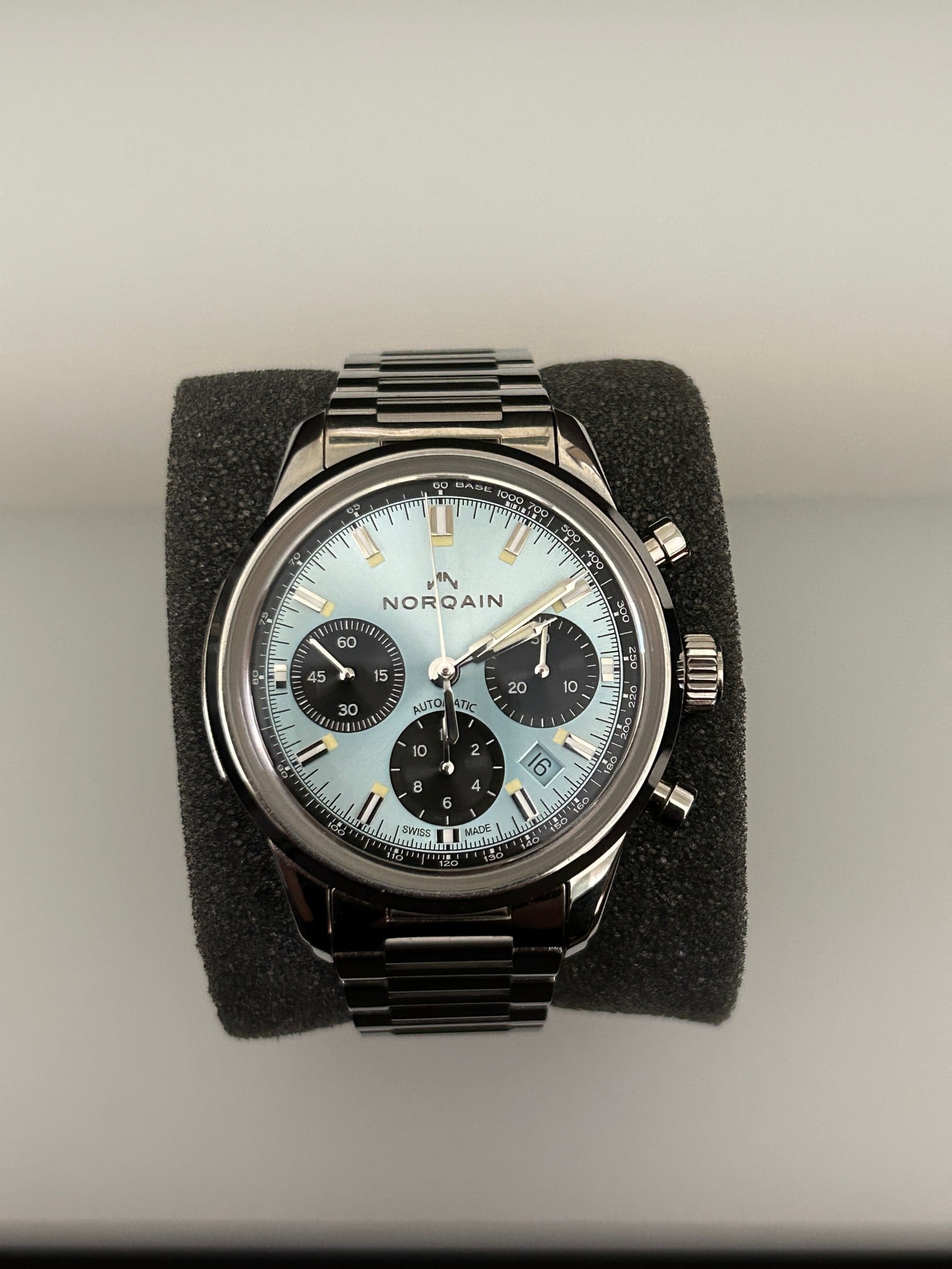 Norqain Freedom 60 Chrono: The Freedom 60 has a 316L stainless steel case measuring 40mm, water resistance of 100m, double anti-reflective scratch proof sapphire glass, and an open case back. This Norqain has a stunning sky blu