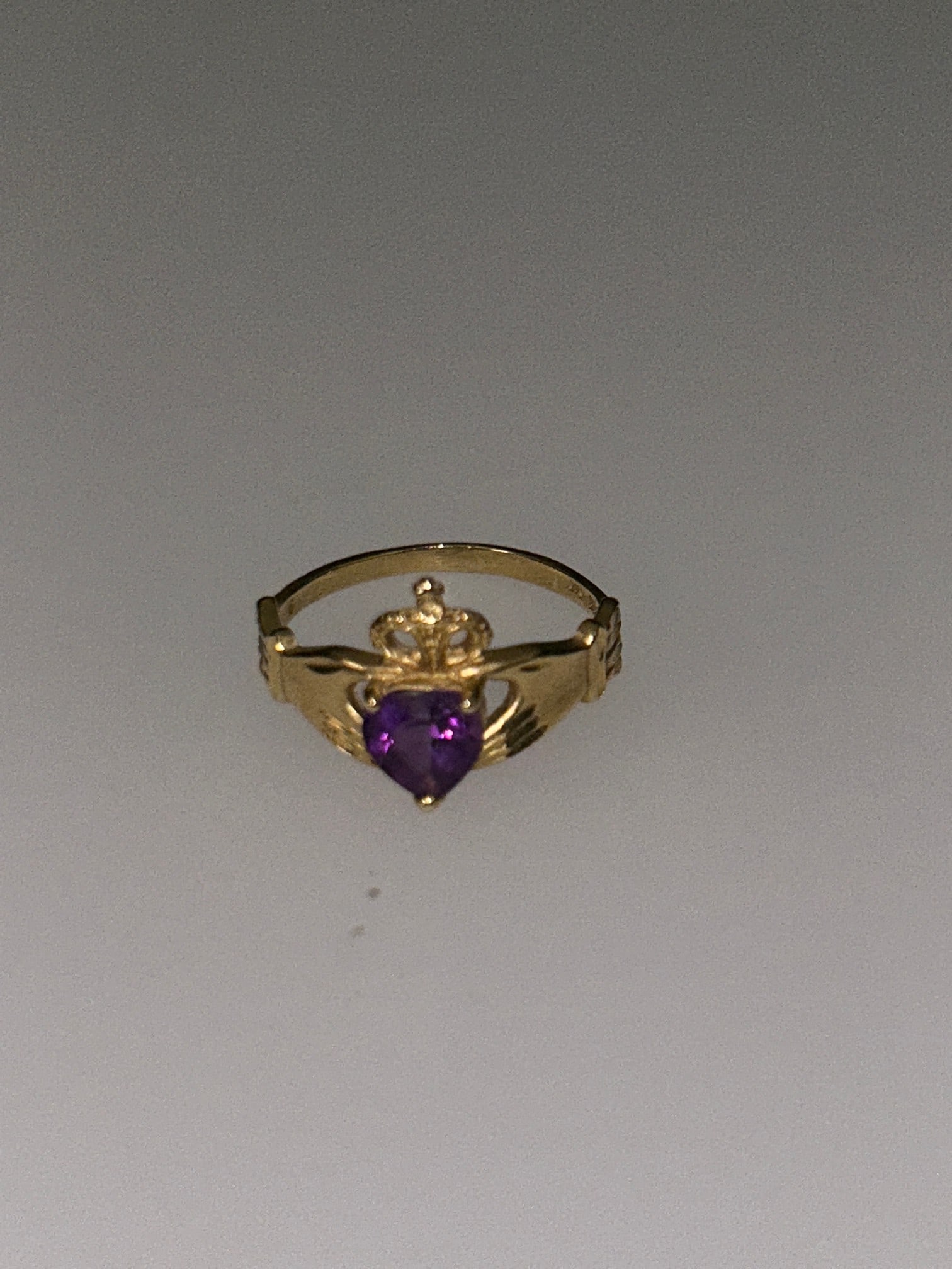 14KYG Irish Claddagh ring with Heart shaped center purple amythst, 2.3g SIZE 7: 14KYG Irish Claddagh ring with Heart shaped center purple amythst, 2.3g SIZE 7