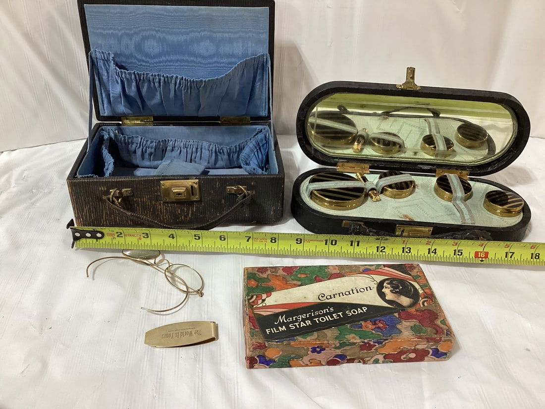 Lot of vintage items:  Glasses, make-up accessories (1 of 4)