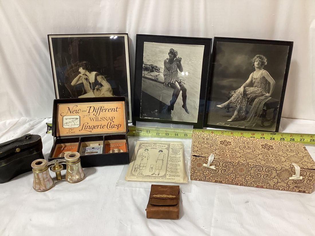 Lot of vintage photographs, opera glasses: Lot of vintage photographs, opera glasses