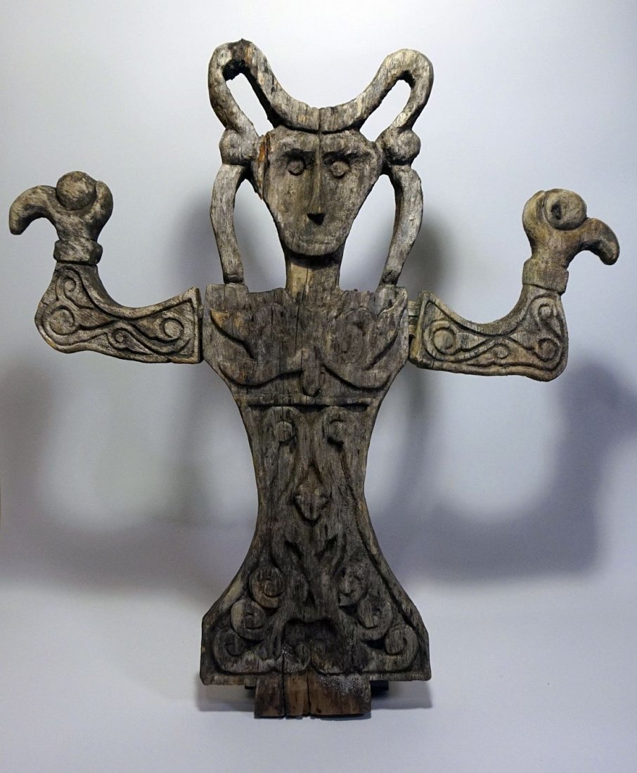 Rare old Tanimbar Tavu Shrine figure, Indonesian Tribal: This is an exceedingly rare find from the Tanimbar islands of Eastern Indonesia. In my 25+ years selling Ethnographic art and traveling to Indonesia. I have never come across one until now. Noble fami