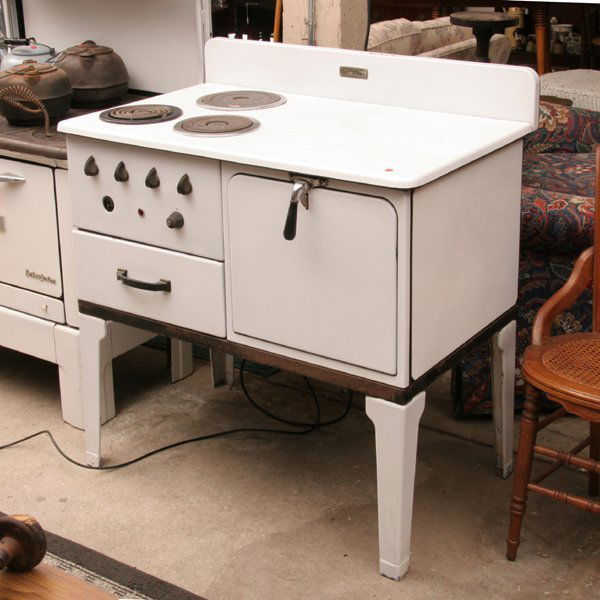 1101 Early 1900 electric cook stove, "Universal", thre