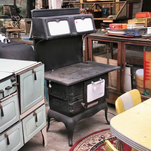 1102 Old cast iron wood cook stove, "Red Mountain T, B Dec 07, 2007