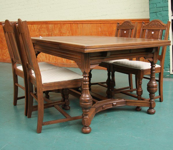 Mid 1900 William & Mary style nine piece dining r