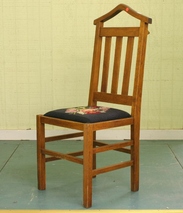 Early 1900 Arts and Crafts chair butler, solid oa: Early 1900 Arts and Crafts chair butler, solid oak, back hanger for pants, arched top for sport coat, flat spindle back, square leg and stretchers, 42"t 18"w 20"d. Good old refinish condition. ……�