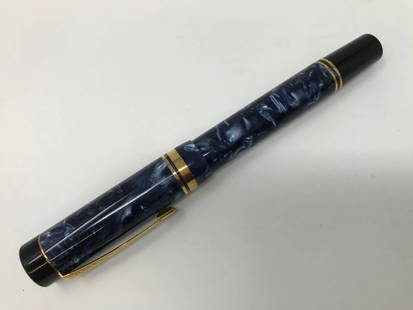 Parker Duofold Fountain Pen 18k Gold Nib: Parker Duofold marbled blue fountain pen with an 18k gold nib. Measures 13.5 cm, no box. The top shows the gold bull design. Made in the UK, I.N.