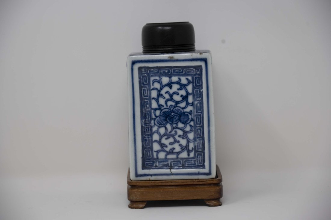 Blue & White Porcelain Tea Caddy (1 of 8)