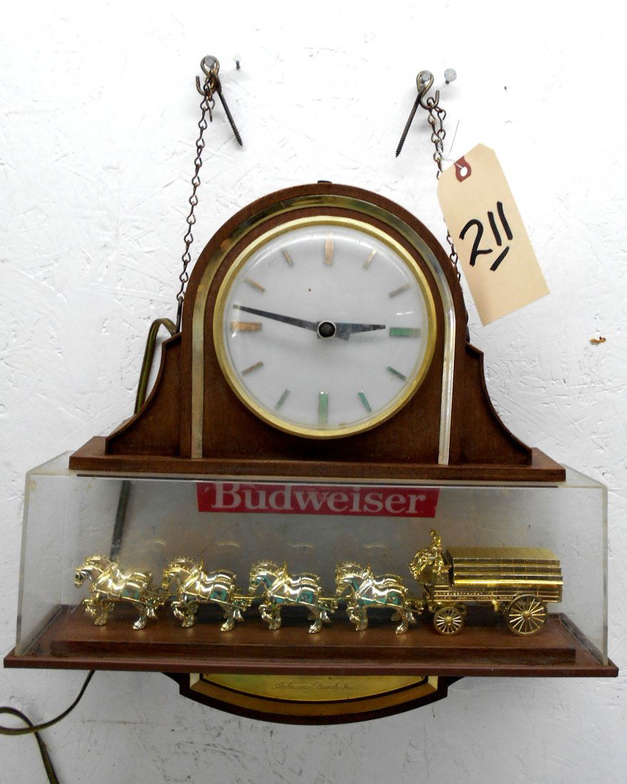 BUDWEISER BEER clydesdale clock: Vintage BUDWEISER BEER clydesdale clock advertisement. Roman numeral clock sits atop case containing clydesdale team and light up Budweiser sign. Anheiser Busch crest in place of clock on flip side. V