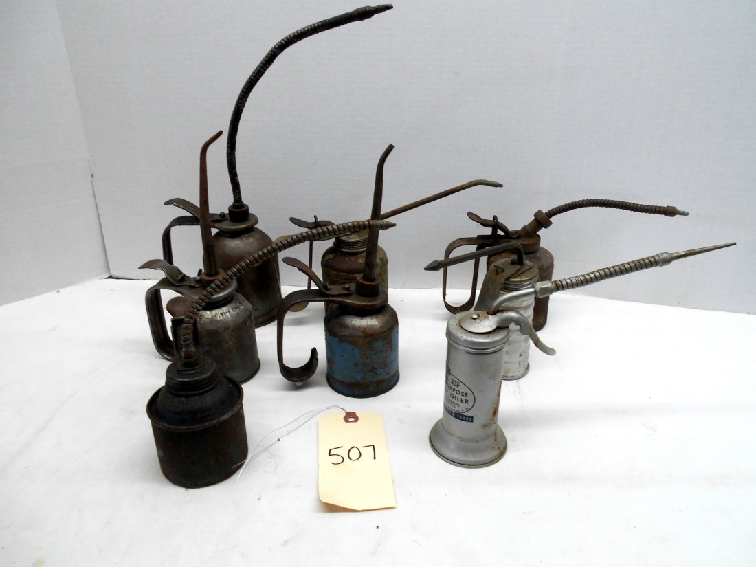 Antique Oil Cans - Pump: 8 pcs. Assorted antique oil cans with pump, one is marked "International Harvester". Measuring from 6" - 17.5"
