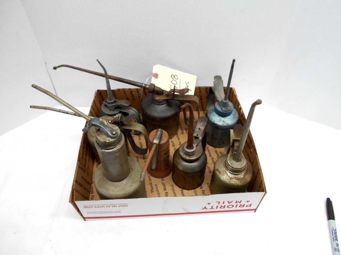 Antique Oil Cans - Pump: 8 pcs. Assorted antique oil cans with pump. Measuring from 5" - 9"