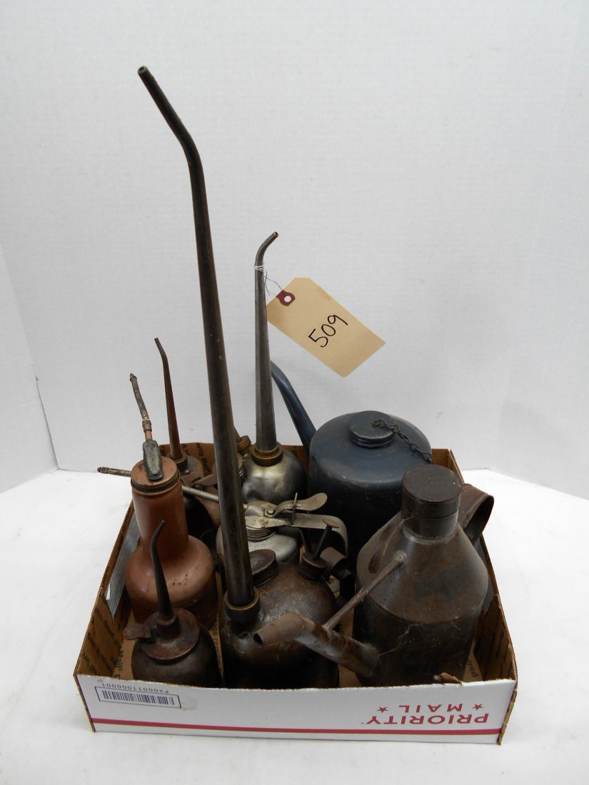 Antique Oil Cans - Pump & Squirt: 7 pcs. Assorted antique oil cans with pump, 1 large without pump. Measuring from 7.25" -20"