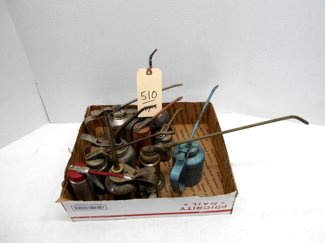 Antique Oil Cans - Pump: 10 pcs. Assorted antique oil cans with pump. Measuring from 6" - 10"