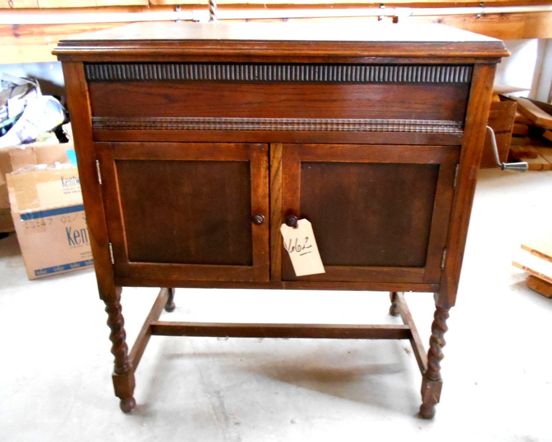 Vintage English Altona Gramophone: Barley twist legs. Crosscut Oak. Wind-up gramophone. Lid with piano hinges 1940s? Still works very well! SEE VIDEO: