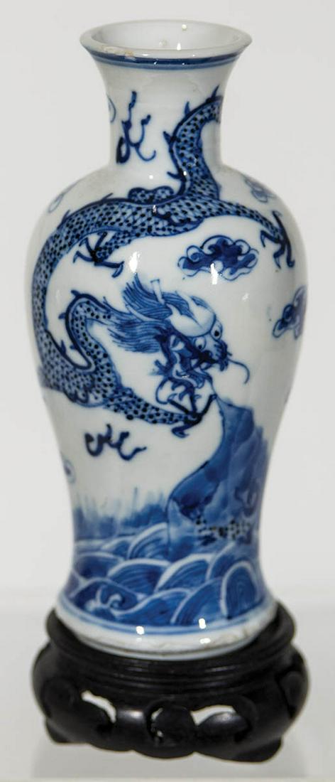 CHINESE PORCELAIN VASESmall blue and white vase, (1 of 3)