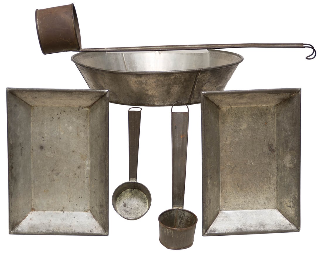 SIX TIN SISTER'S KITCHEN ITEMS Long-handled dipper, with hook for hanging, 24" l; Two smaller (1 of 1)