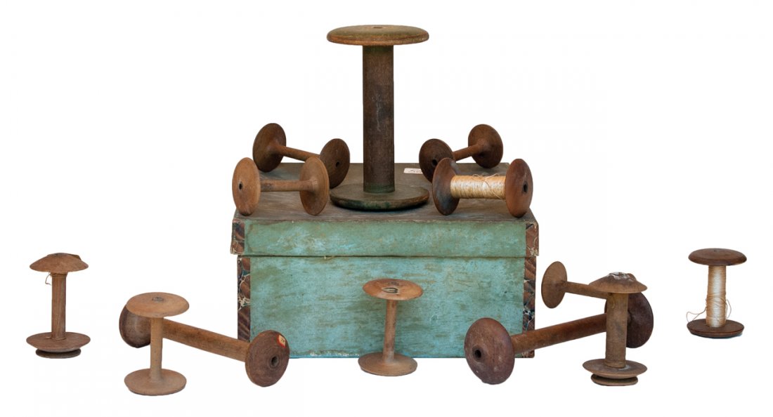 SQUARE BOX WITH SPOOLS Paper covered box in blue with (1 of 1)