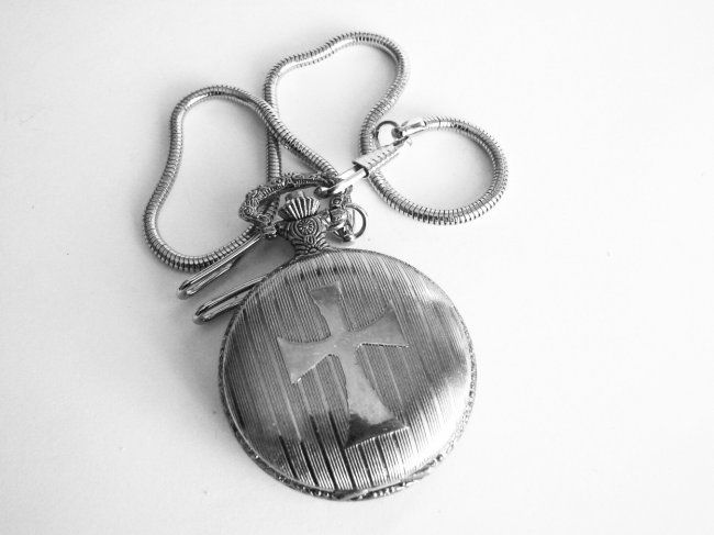 Pocket Watch \'L\' Luis Cardini 18k W/g Overlay: Pocket Watch Luis Cardini Quartz Japan Movement,18k White Gold Overlay Carved: Cross and Leaf Design on the back side Size:1.3/4 x 1.3/4 mm Come With Chain 14.5\"-Run By Battery Estimated Value Price: