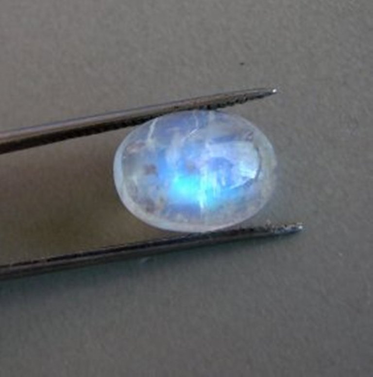Blue White Rainbow Moonston Oval 3.12Ct 10x8x5mm: Gem: Natural Moonstone Qty: 1 Weight: 3.12 Oval Shape Cut: Cabochon Measurement: 10 x 8 x 5mm Clarity: Transparent Color: Blue White Rainbow Treatment: None Origin: Sri Lanka (Ceylon)