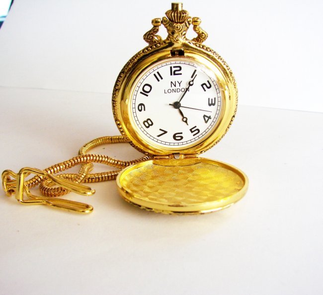 Pocket Watch 'L' Luis Cardini 18k Y/g Overlay: Pocket Watch Luis Cardini Quartz Japan Movement,18k Yellow Gold Overlay Carved: 2 Hunter , and Leaf Design on the back side Diameter: : Size: 1.3/4 x 1.3/4 mm Come With Chain 14.5"-Run By Battery Esti