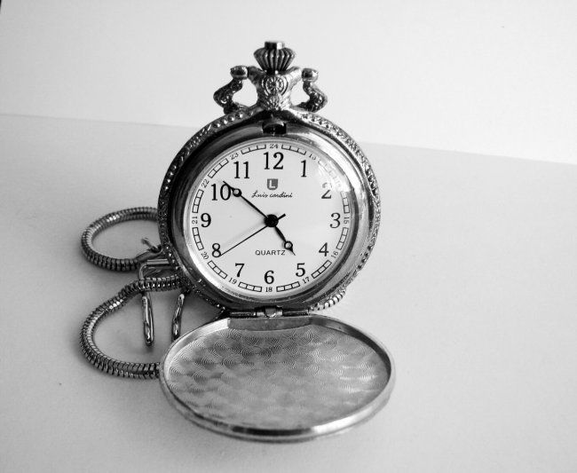 Pocket Watch \'L\' Luis Cardini 18k W/g Overlay: Pocket Watch Luis Cardini Quartz Japan Movement,18k White Gold Overlay Carved: 3 Horses , and Leaf Design on the back side Size:1.3/4 x 1.3/4 mm Come With Chain 14.5\"-Run By Battery Estimated Value P