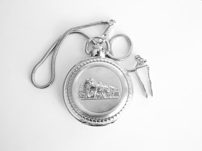 Pocket Watch \'L\' Luis Cardini 18k W/g Overlay: Pocket Watch Luis Cardini Quartz Japan Movement,18k White Gold Overlay Carved: Tran and Leaf Design on the back side Size:1.3/4 x 1.3/4 mm Come With Chain 14.5\"-Run By Battery Estimated Value Price: