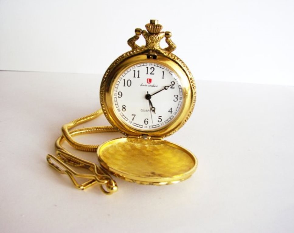 Pocket Watch 'L' Luis Cardini 18k Y/g Overlay: Pocket Watch Luis Cardini Quartz Japan Movement,18k Yellow Gold Overlay Carved: 3 Horses , and Leaf Design on the back side Size:1.3/4 x 1.3/4 mm Come With Chain 14.5"-Run By Battery Estimated Value P