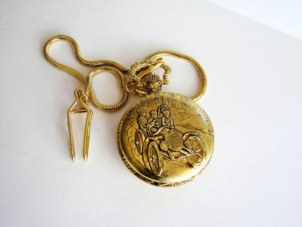 Pocket Watch \'L\' Luis Cardini 18k Y/g overlay: Pocket Watch Luis Cardini Quartz Japan Movement,18k Yellow Gold Overlay Carved: Car with People and Leaf Design on the back side Size:1.3/4 x 1.3/4 mm Come With Chain 14.5\"-Run By Battery Estimated V