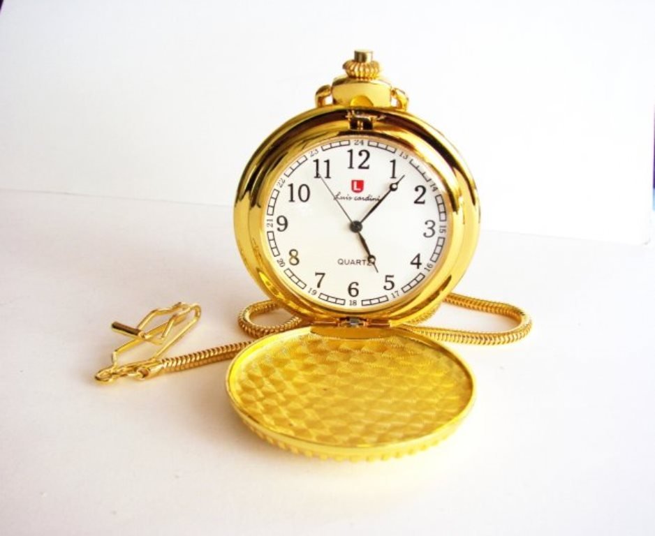 Pocket Watch 'L' Luis Cardini 18k Y/g Overlay: Pocket Watch Luis Cardini Quartz Japan Movement, 18k Yellow Gold Overlay Carved: A Deer, and Leaf Design on the back side Diameter: : Size:2.â€x2.â€ br> Come With Chain 14.5"-Run By Battery Esti